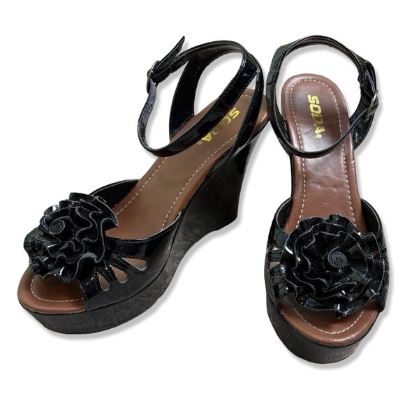 ⭐️SODA Black Patent Wedge Sandals with Rosette and Strap - Picture 1 of 9